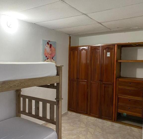 اتاق استاندارد چهار تخته, Aurelia Compartida Hospedaje