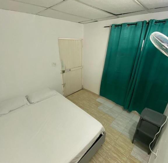 バス共有のスタンダードルーム, Aurelia Compartida Hospedaje