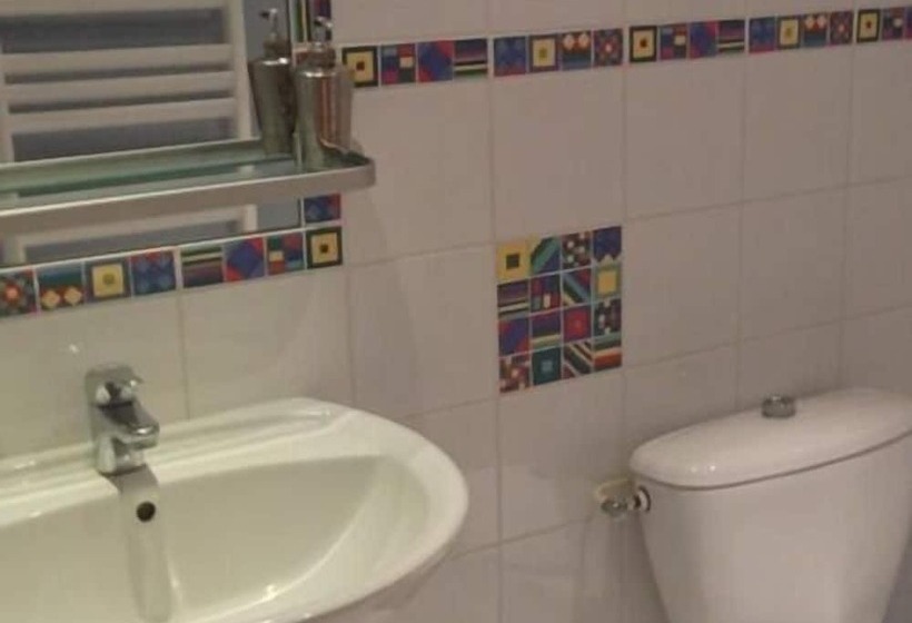 חדר סטנדרט לשלושה, Les Barelles