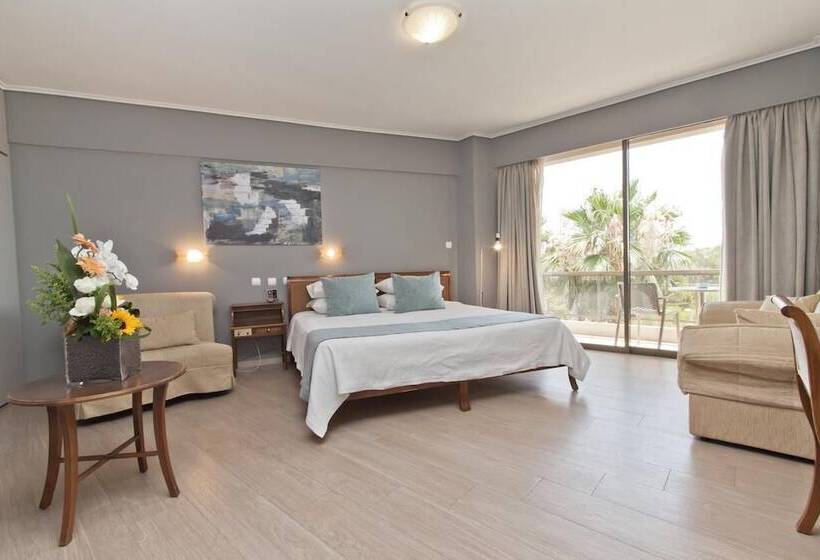 חדר סטנדרט לשלושה עם נוף צדדי לים, Golden Sun