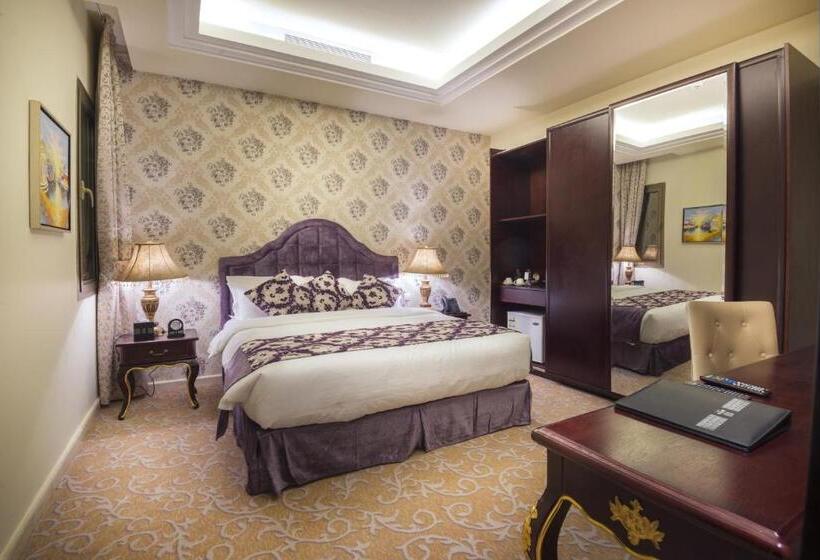 סוויטת ג'וניור, Mira Trio