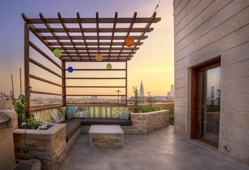 סוויטה עם מרפסת, Mira Trio