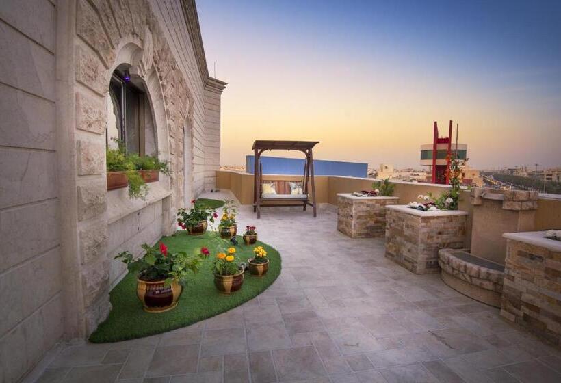 סוויטה עם מרפסת, Mira Trio