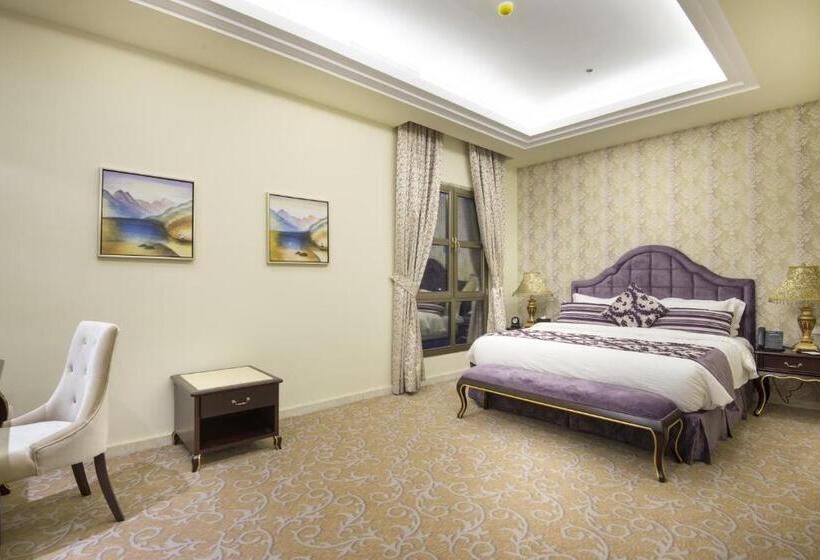 סוויטה עם מרפסת, Mira Trio