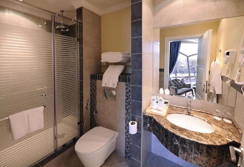 סוויטה עם מרפסת, Mira Trio