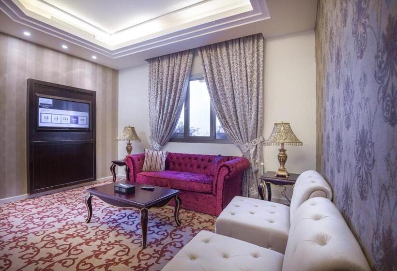 סוויטה עם מרפסת, Mira Trio