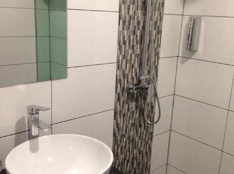 Quarto Triplo Estandar, Nagoya Inn
