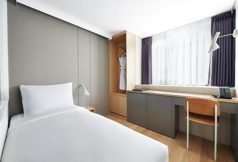 Camera Superiore Singola, Peyto Samseong