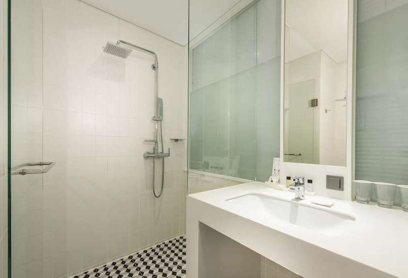 Camera Superiore Singola, Peyto Samseong