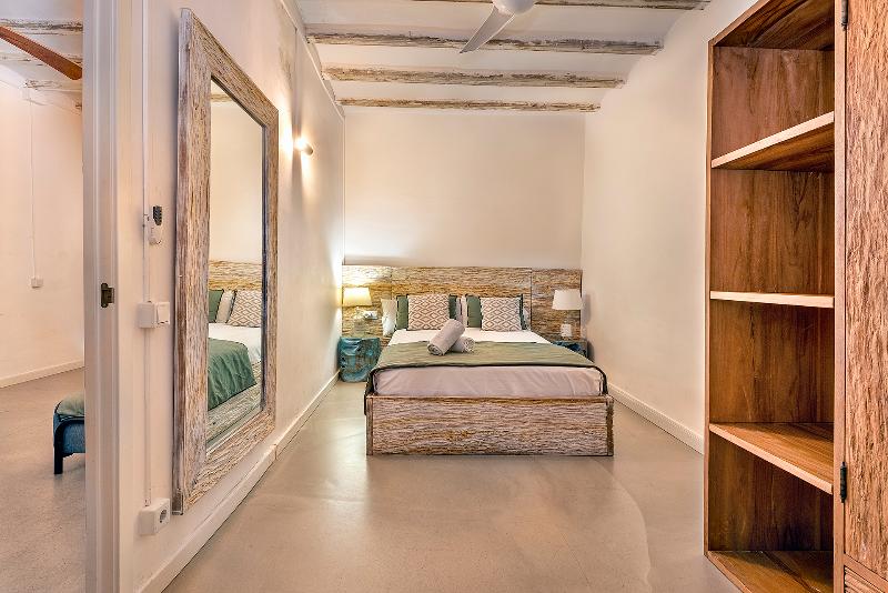 חדר סופריור, Spy Home