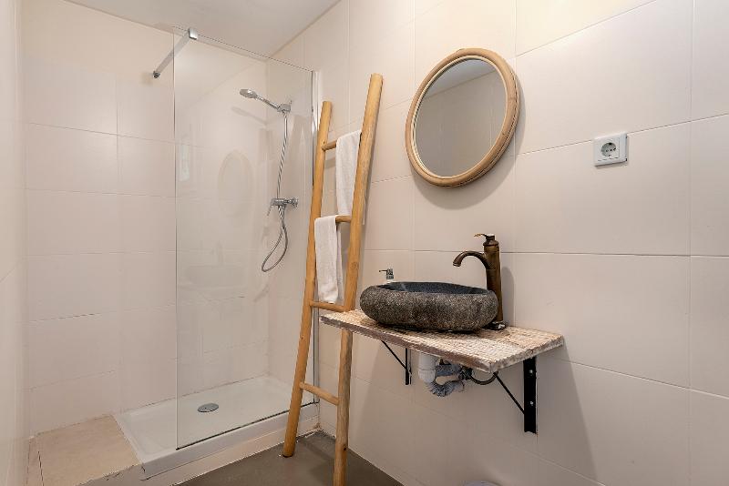 חדר סופריור, Spy Home