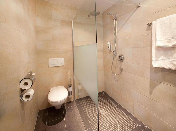 컴포트 룸, Steuer