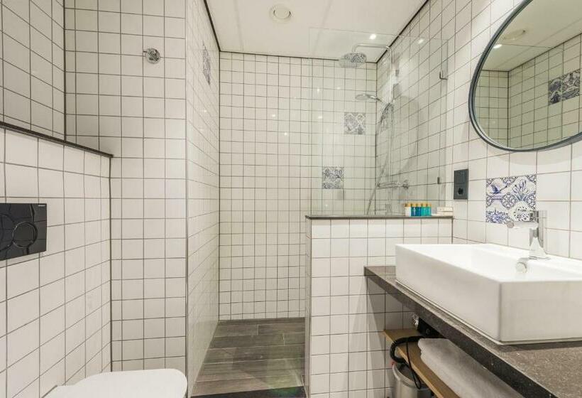 آپارتمان یک خوابه با دری مشترک که هال را جدا می کند., Urban Lodge