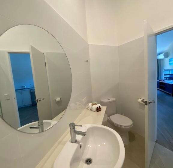 شقة غرفة واحدة, The Byron Beachcomber