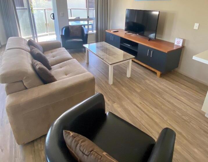 شقة غرفتين, The Byron Beachcomber