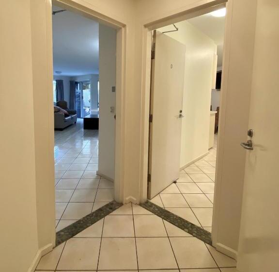 شقة غرفتين, The Byron Beachcomber