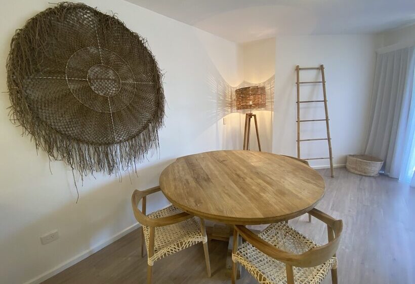 شقة غرفة واحدة, The Byron Beachcomber