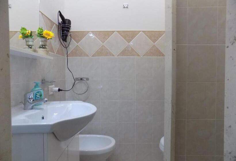 غرفة قياسية ثلاثية, B&b Le Cave