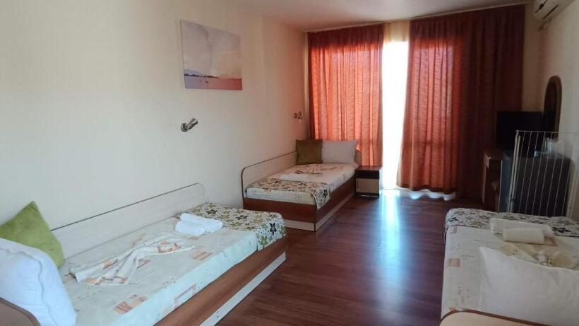 Standard 3 Pers. Værelse m. Balkon, семеен хотел детелини