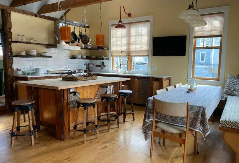 דירה בת חדר שינה 1 עם מרפסת, Magical Post And Beam Loft Downtown Newport!