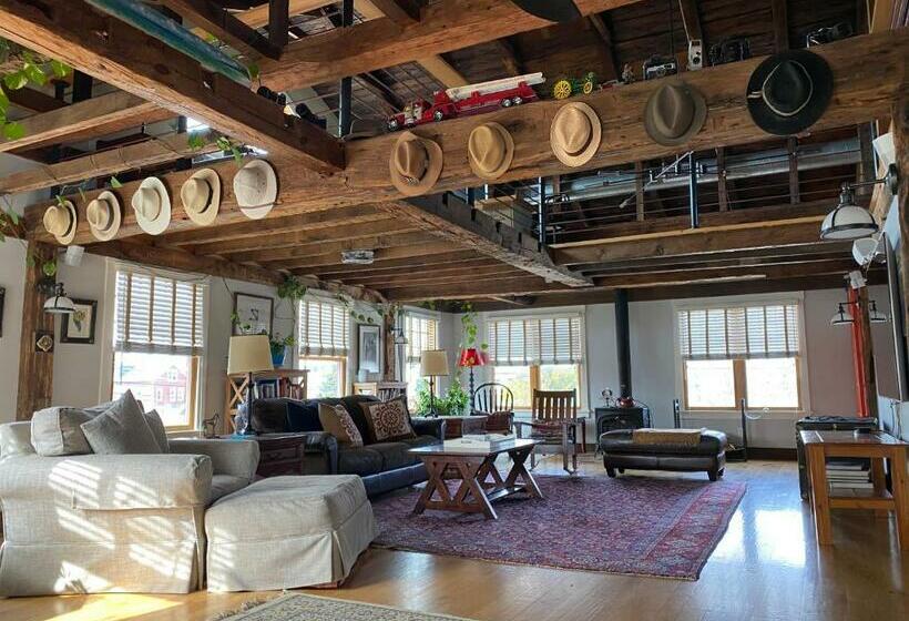 דירה בת חדר שינה 1 עם מרפסת, Magical Post And Beam Loft Downtown Newport!