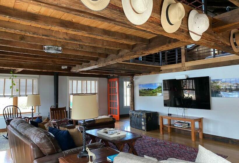דירה בת חדר שינה 1 עם מרפסת, Magical Post And Beam Loft Downtown Newport!