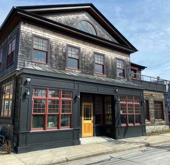 דירה בת חדר שינה 1 עם מרפסת, Magical Post And Beam Loft Downtown Newport!