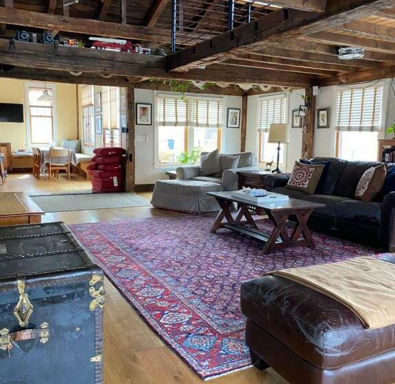 דירה בת חדר שינה 1 עם מרפסת, Magical Post And Beam Loft Downtown Newport!