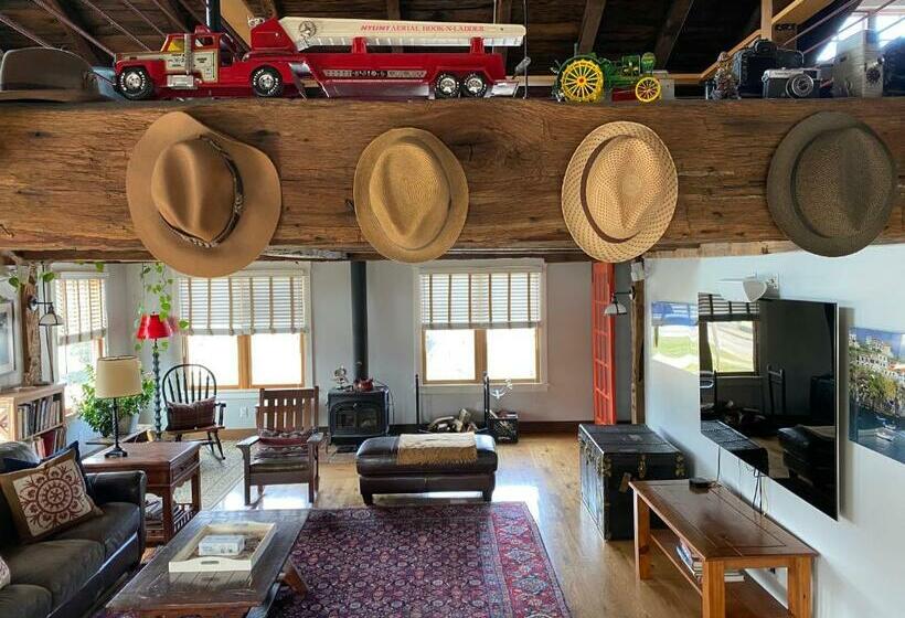 דירה בת חדר שינה 1 עם מרפסת, Magical Post And Beam Loft Downtown Newport!