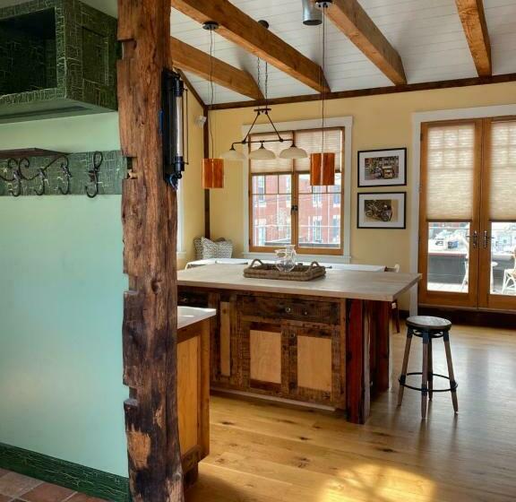 דירה בת חדר שינה 1 עם מרפסת, Magical Post And Beam Loft Downtown Newport!