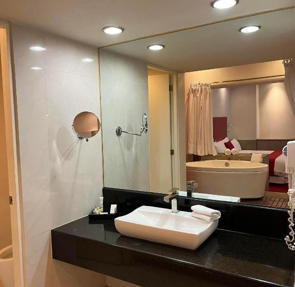 سوییت, Zújmú Business Boutique