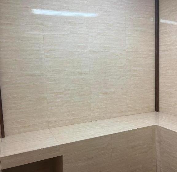 سوئیت با تخت بزرگ, Zújmú Business Boutique