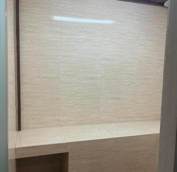 سوئیت با تخت بزرگ, Zújmú Business Boutique