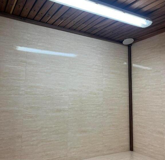 سوئیت با تخت بزرگ, Zújmú Business Boutique