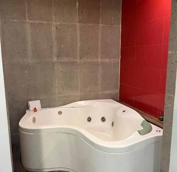 سوئیت با تخت بزرگ, Zújmú Business Boutique