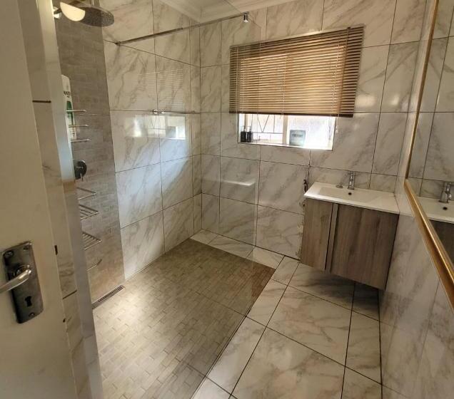 דירת חדר נוף לבריכה, 29b Zebra Street Inhimwe Guesthouse