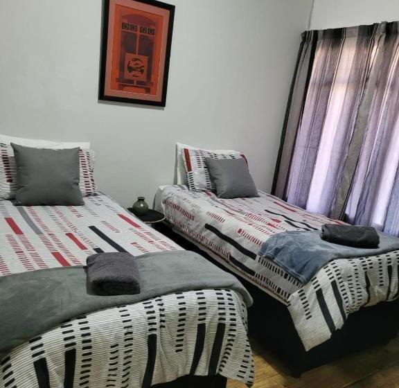 דירת חדר נוף לבריכה, 29b Zebra Street Inhimwe Guesthouse