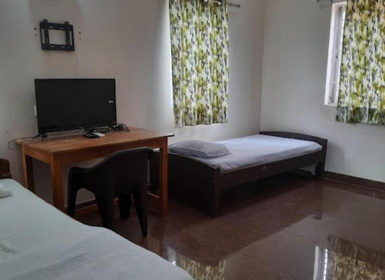 اتاق لوکس سه تخته, Aiims Nagar Rest House Bhubaneswar