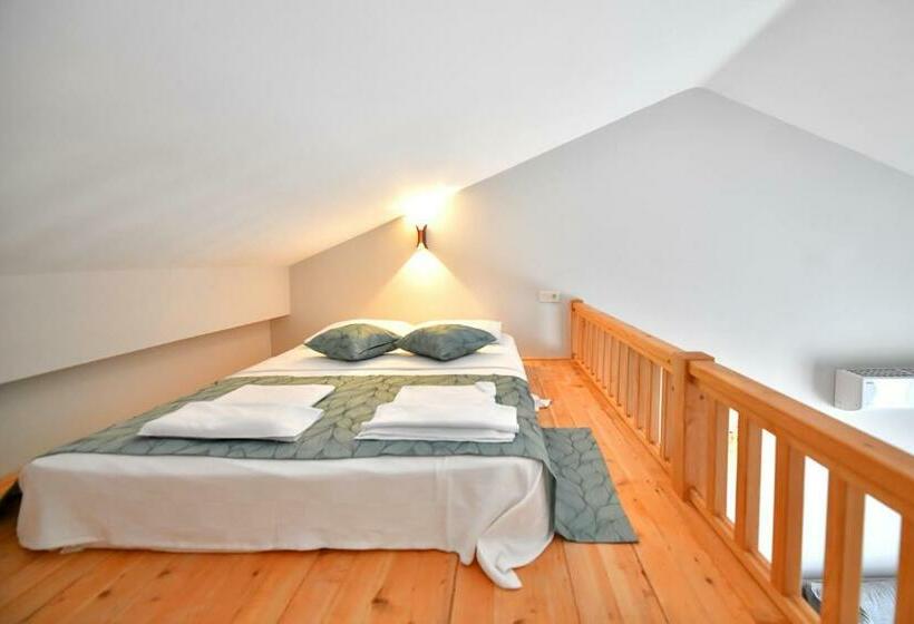 Estudi Estàndard amb Balconada, Red Moon Suites