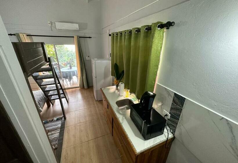 带阳台的三人标准间, Guava Shores Castara