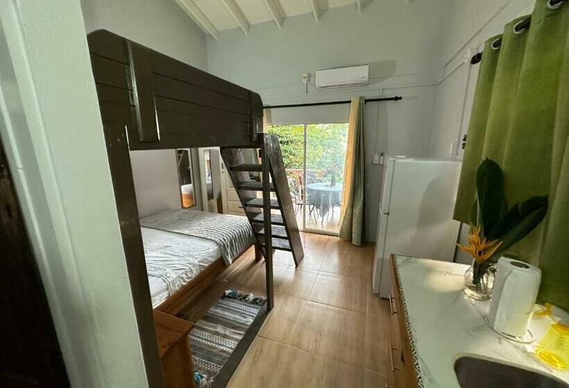 带阳台的三人标准间, Guava Shores Castara