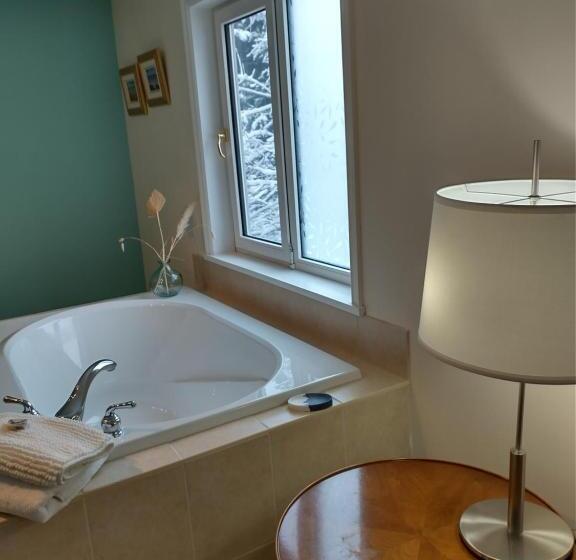 اتاق استاندارد با وان آب گرم, By The Bay Lavender Villa