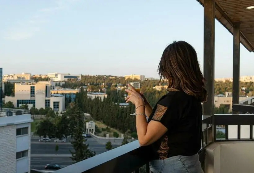 سوئیت با تخت بزرگ, Red Carpet Suites