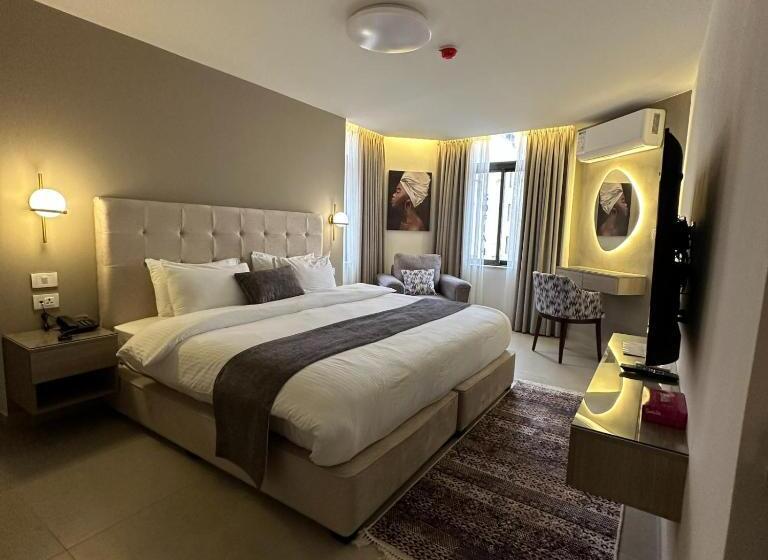 اتاق لوکس با تخت بزرگ, Red Carpet Suites