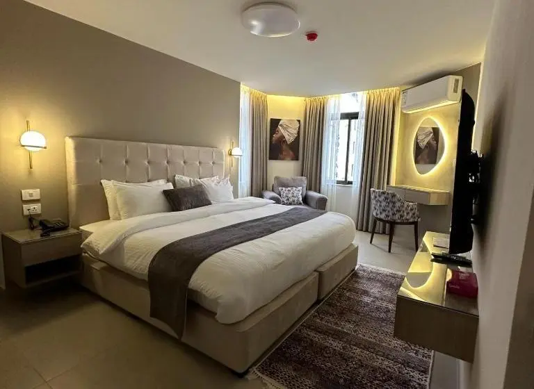 اتاق لوکس با تخت بزرگ, Red Carpet Suites