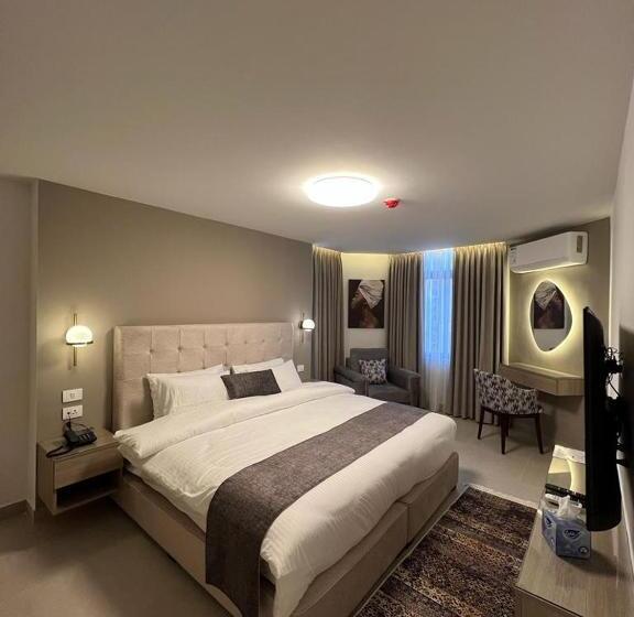 اتاق لوکس با تخت بزرگ, Red Carpet Suites