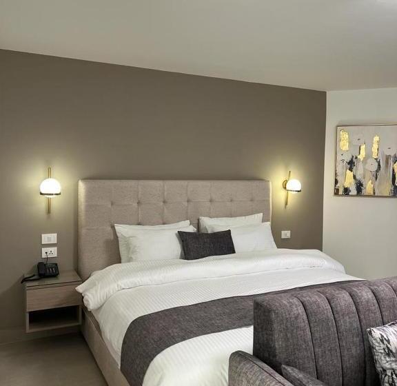 اتاق لوکس با تخت بزرگ, Red Carpet Suites