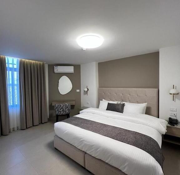 اتاق لوکس با تخت بزرگ, Red Carpet Suites