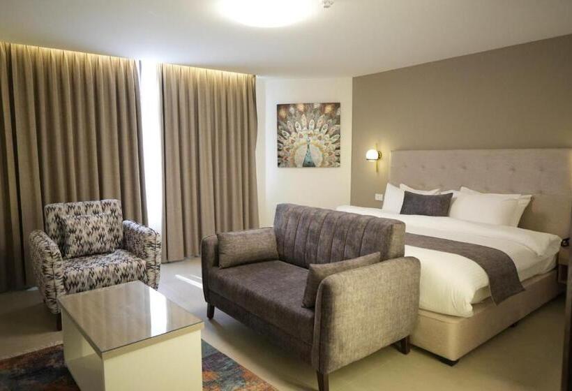 اتاق لوکس با تخت بزرگ, Red Carpet Suites