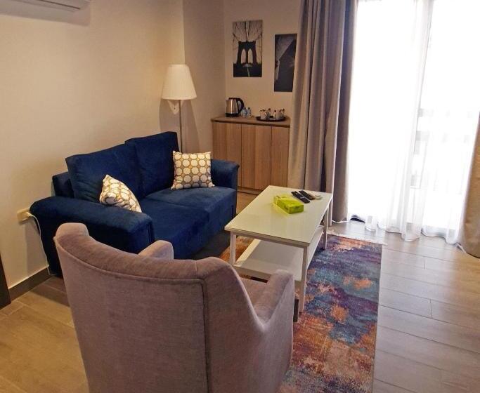 سوئیت 2 خوابه, Red Carpet Suites